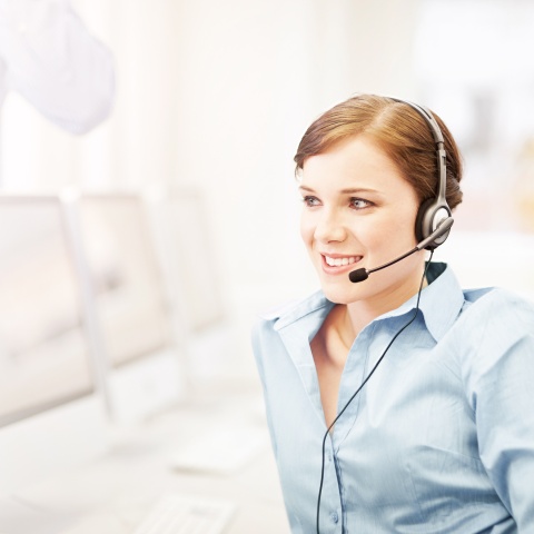 Frau im Callcenter mit Headset am Telefonieren - bunte Farben