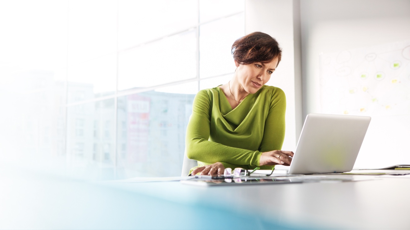 Frau am Laptop am Arbeiten - bunte Farben