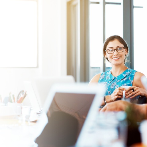 Zwei Personen im Büro am unterhalten - helle Farben